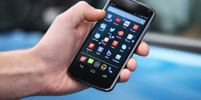 Телефоны украинцев массово взламывают: «приходит SMS и…»