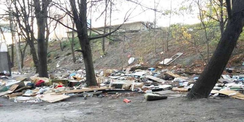 У Києві комунальники прибрали два великих сміттєзвалища