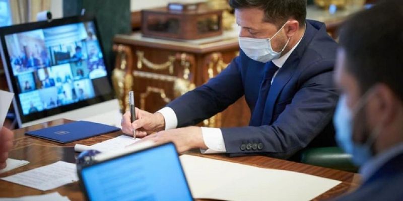 Зеленский призвал наращивать темпы вакцинации в Украине до тех пор, пока не уколется большинство