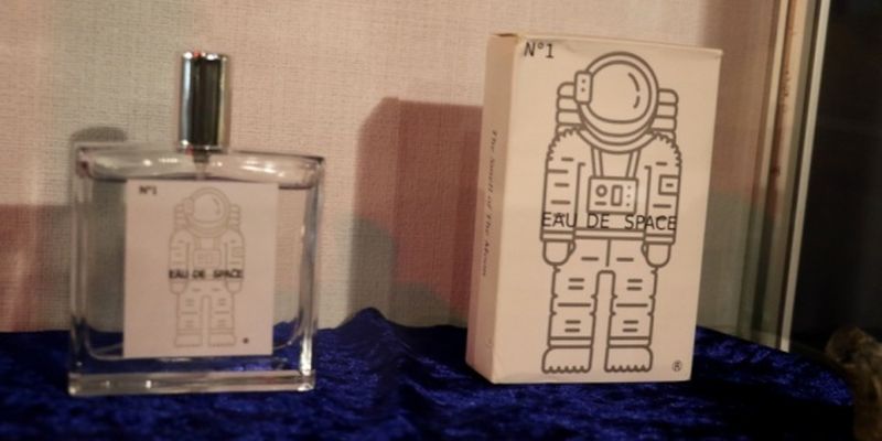 Житомирскому музею передали духи с ароматом космоса