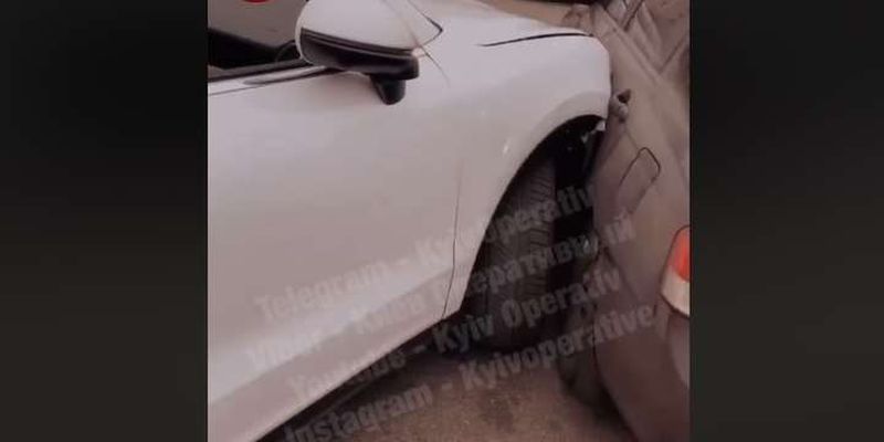 На стоянці супермаркету в Києві водійка Porsche побила шість автівок