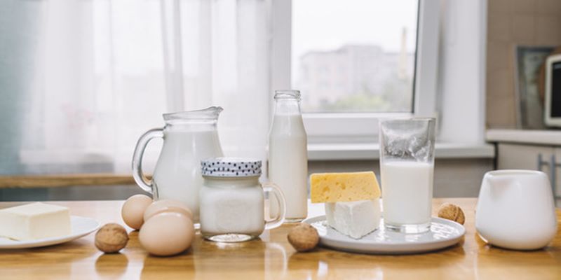 Почему скисает молоко и как продлить его жизнь