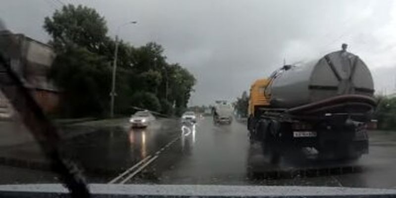 Можно вылететь с трассы: почему в дождь тормоза автомобиля начинают работать хуже