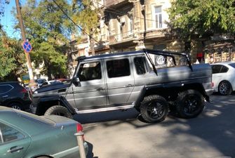 Шестиколесный Гелендваген занесло в исторический центр Одессы