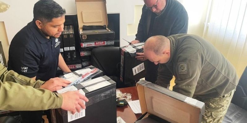 Посольство Австралии в Украине передало пограничникам 50 ноутбуков