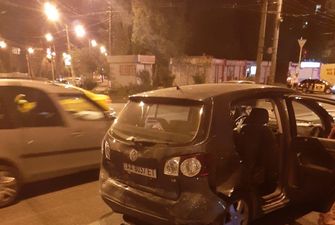 У Києві зіткнулися ВАЗ і Volkswagen: троє постраждалих