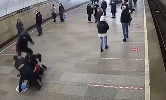 Устроили "зарубу" в метро: в Москве мигранты избили полицейских, видео