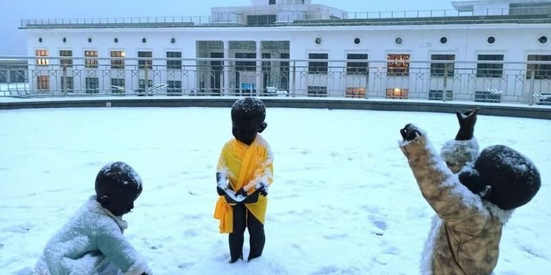 Малышей-основателей Киева на Почтовой площади одели в теплые полушубки