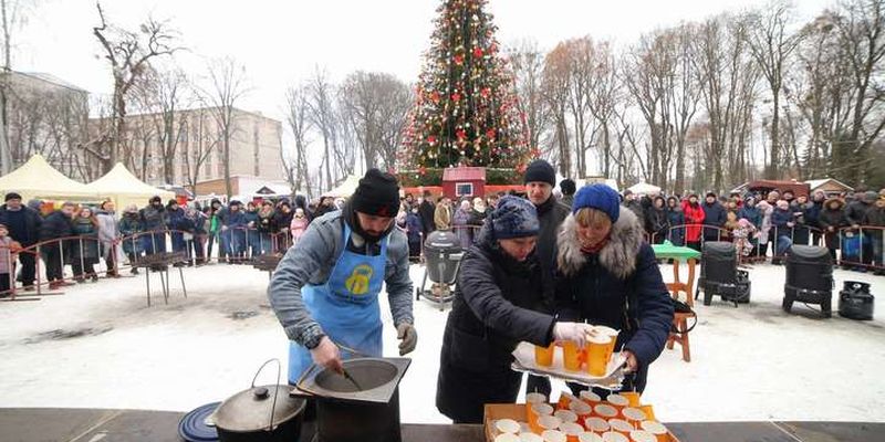У центрі міста триває «Vinnytsia FoodFest». Попереду – урочисте закриття головної ялинки Вінниці