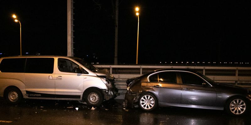 Троих госпитализировали: на мосту в Киеве Hyundai врезался в Lexus в момент оформления ДТП
