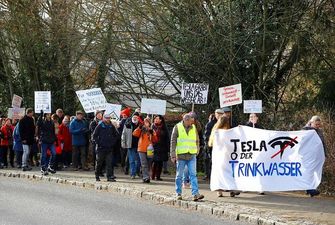Вопреки протестам: Tesla со скандалом купила участок в особой зоне для фабрики в Германии