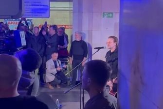 Боно и группа U2 в Киеве: ирландские музыканты выступили на станции метро