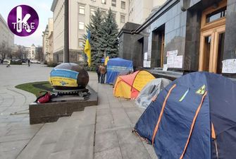 Требуют услышать: под Офисом президента в Киеве начали разбивать палатки, фото