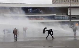 В Париже протестующих разогнали водометами