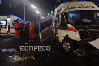 У Києві на перехресті авто протаранило швидку: є загиблий