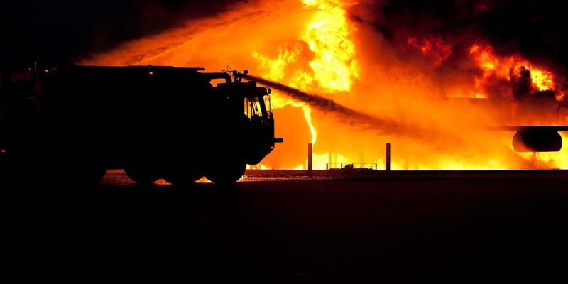 Очередной пожар в России: в Подмосковье загорелся рынок Синдика
