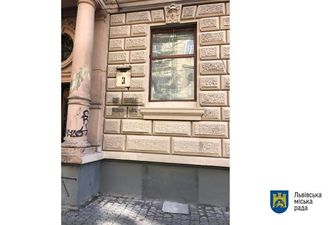 У Львові відновили вікно на місці самовільно влаштованих дверей