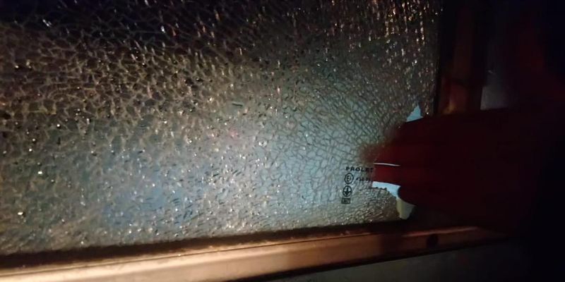 Розбите скло та діра у вікні: у мережі з'явилися фото розбитого автобуса, який віз евакуйованих з Китаю українців