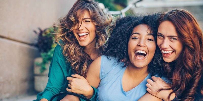 Психологи развенчали популярные мифы о женской дружбе