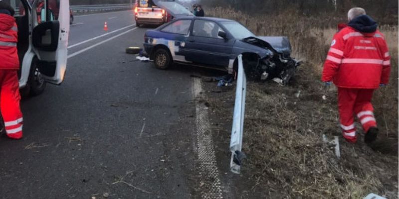На трассе «Киев-Чоп» отбойник насквозь прошил Ford: водитель чудом выжил