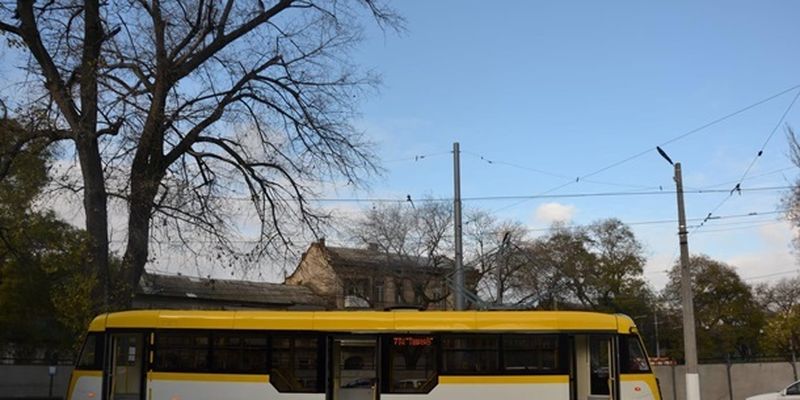 В Одессе мужчина попал под трамвай и лишился обеих ног