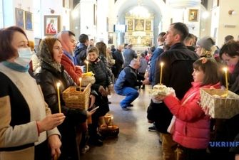 На Пасхальную литургию в Рижском приходе УГКЦ пришли украинские беженцы