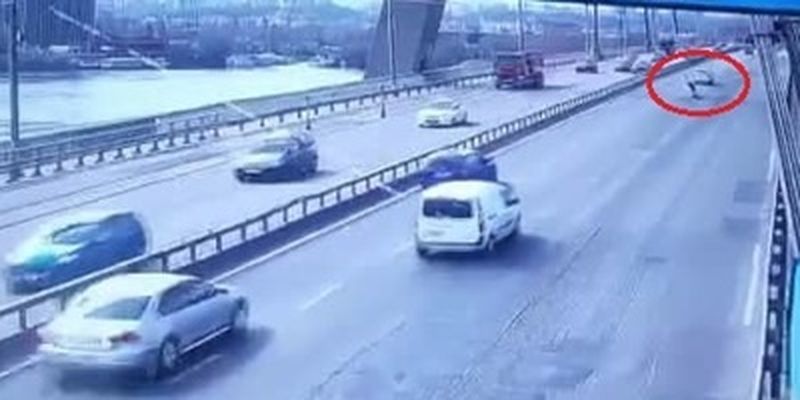 Момент падения мужчины с моста на дорогу в Киеве попал на видео