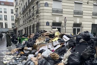 Продолжается забастовка мусорщиков в Париже: город погряз в мусоре