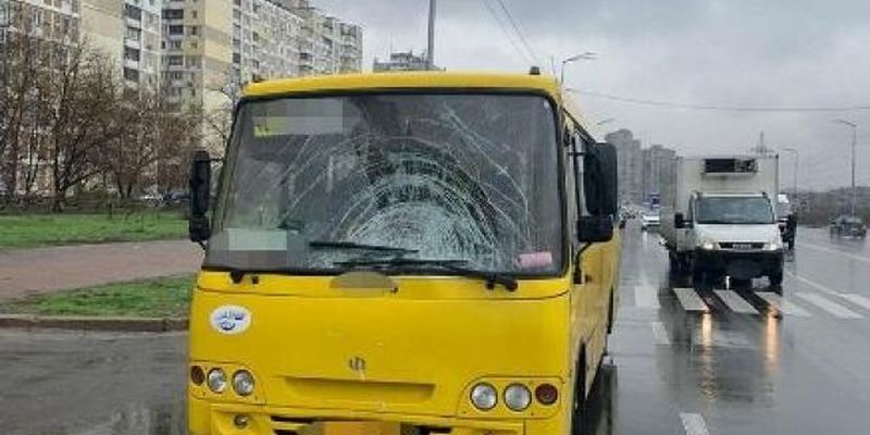 В Киеве водитель маршрутки насмерть сбил женщину