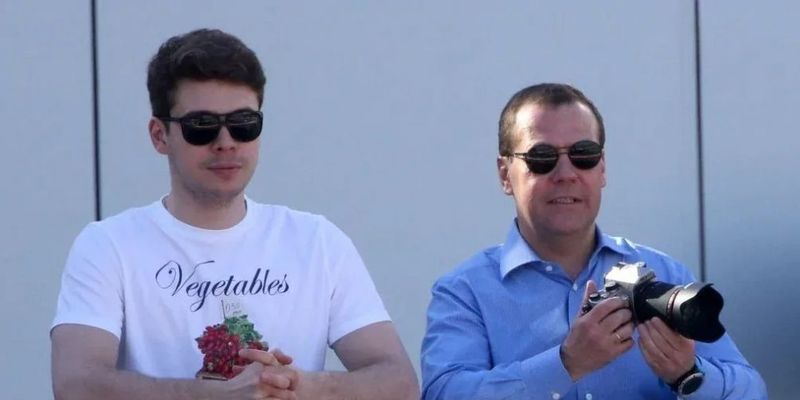 У Дмитрия Медведева нашли шикарную яхту "Вселенная", которую он прячет в Сочи