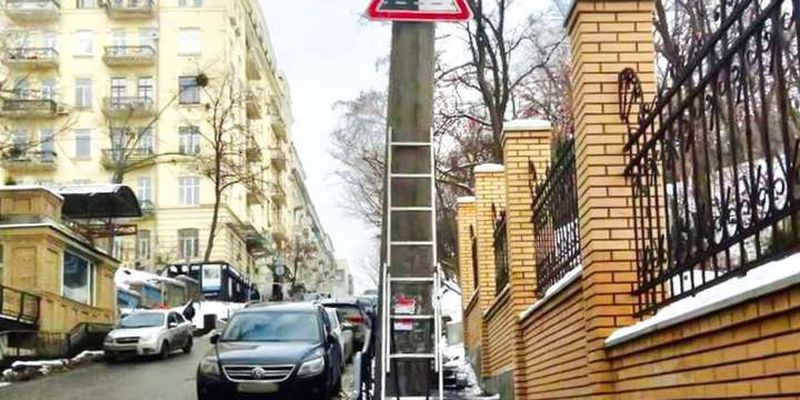 У Києві вперше в Україні встановили дорожні знаки «зміна покриття»