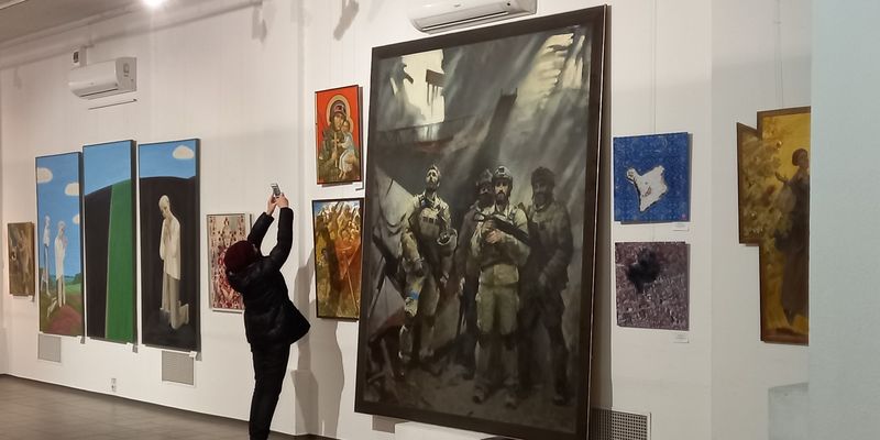 Геноцид Мариуполя и Сковорода-хипстер: в Киеве открылась выставка, посвященная войне с РФ