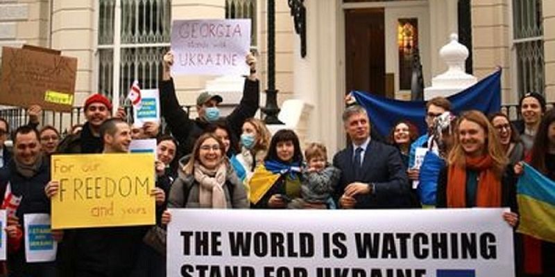 Студенты британских университетов пришли к Посольству Украины, чтобы выразить поддержку