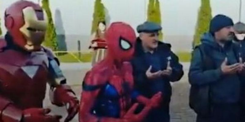 Сеть рассмешило курьезное видео с персонажами Marvel в Дагестане