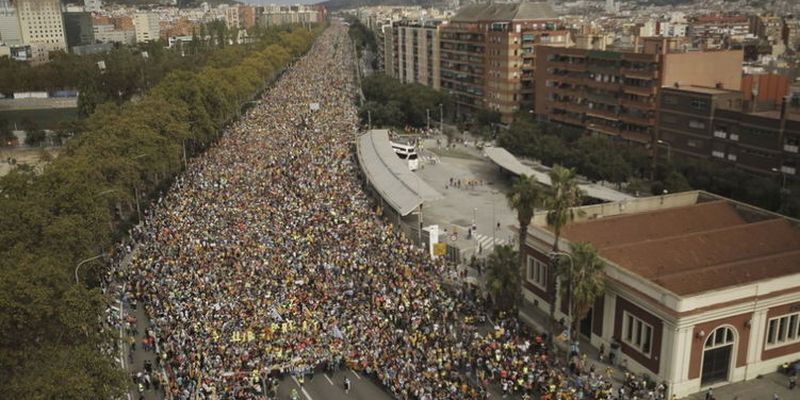 Каталонія: сепаратисти перекрили дороги та залізничні колії