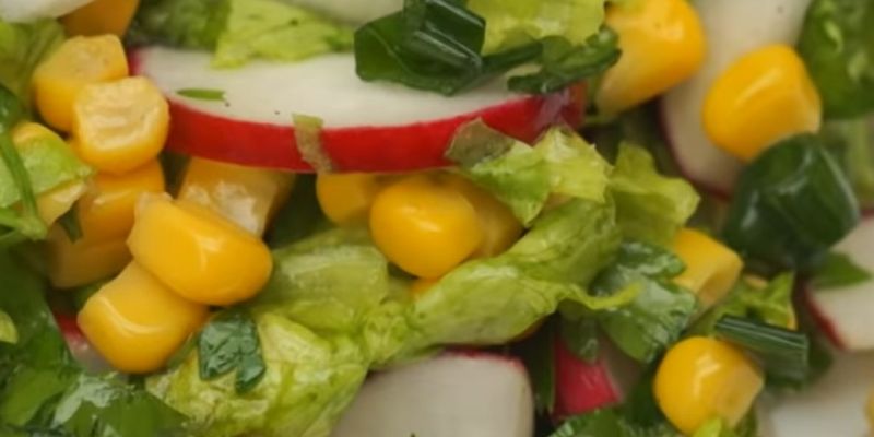 «Еда в изоляции»: яркий весенний салат с редиской