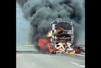 На трассе Киев-Одесса загорелся автобус с пассажирами: подробности аварии