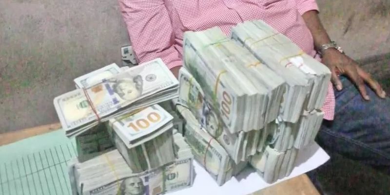 Целые пачки денег: нигерийский политик арестован с крупной суммой накануне выборов