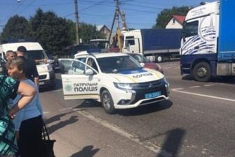 Во Львове женщины попали под колеса авто патрульной полиции: видео