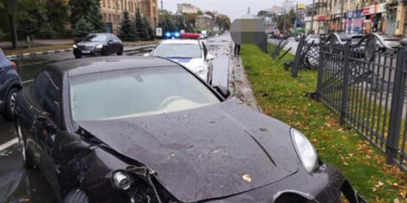 Водитель Porsche снес забор в Харькове