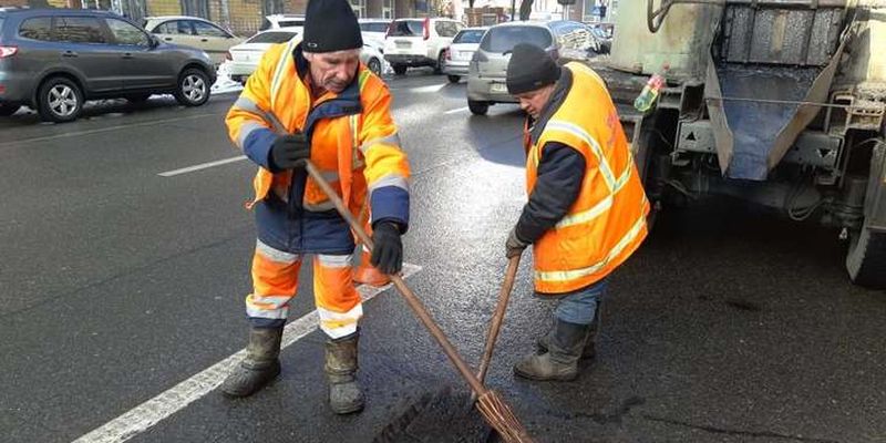 Дорожники показали, як і чим латають ями у Києві