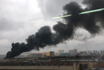 В Москве загорелись склады: первое видео пожара