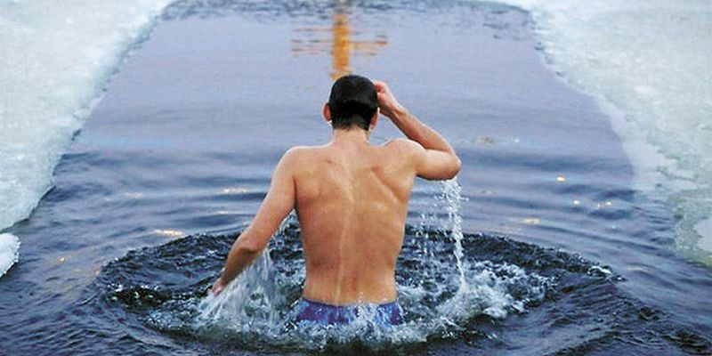 На Крещение мужчина нырнул в прорубь и сломал себе жизнь: все подробности