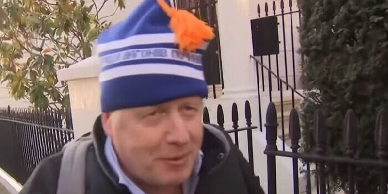 Джонсон розгулює Лондоном у шапці з кумедним написом українською: потішне відео