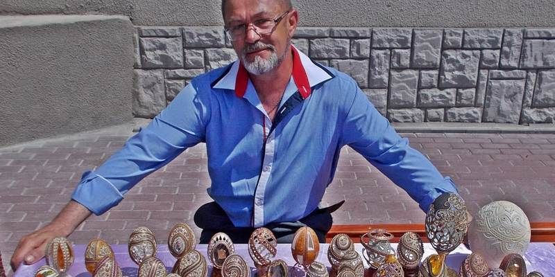 Не пасхальные, а мировые рекорды: "волынский Фаберже" виртуозно просверлил на яйцах тысячи отверстий