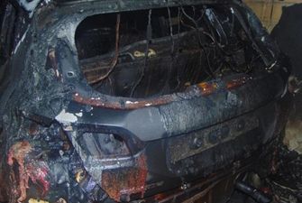 «В столице горят машины»: в Киеве огнем уничтожен внедорожник Toyota