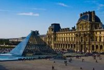 Лувр вновь открыли после протестов в Париже