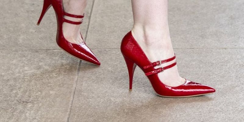 Як стильно носити червоні туфлі в стилі 60-х: приклад Ель Фаннінг