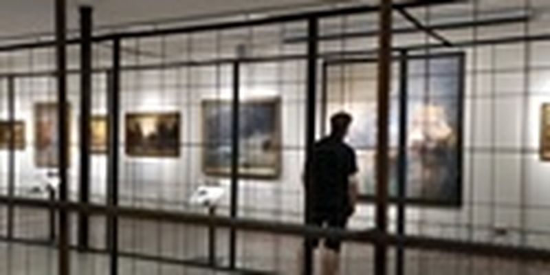 Выставка картин Порошенко: сборная солянка за решеткой и колючей проволокой