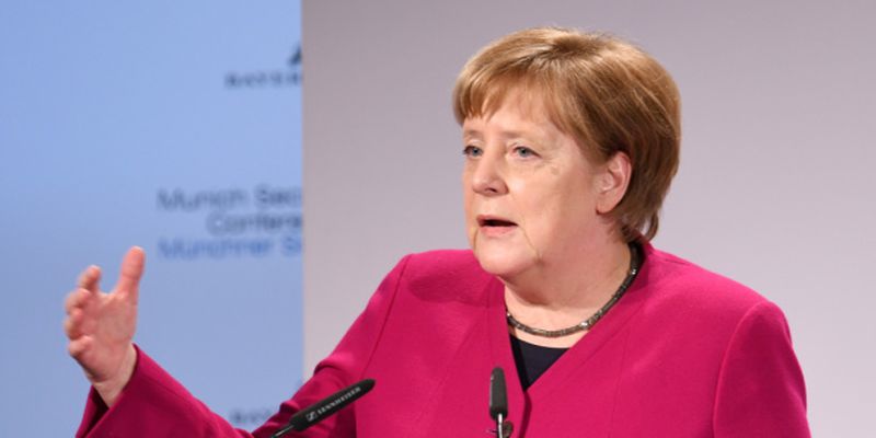 Меркель с пониманием отнеслась к решению главы Минобороны уйти в отставку